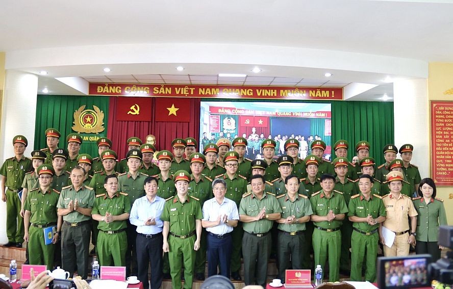 第五郡服务警务工作宣传队与领导合照留念。