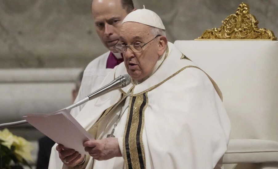 天主教教皇方济各在当地时间12月24日子夜在梵蒂冈主持子夜弥撒。（图：AP）