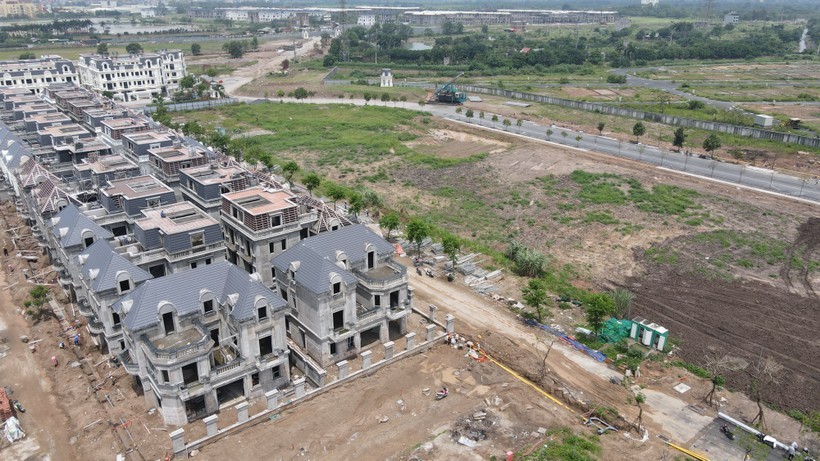 由于近年来公寓住房单位供应短缺，导致过去期间的售价不断上升。