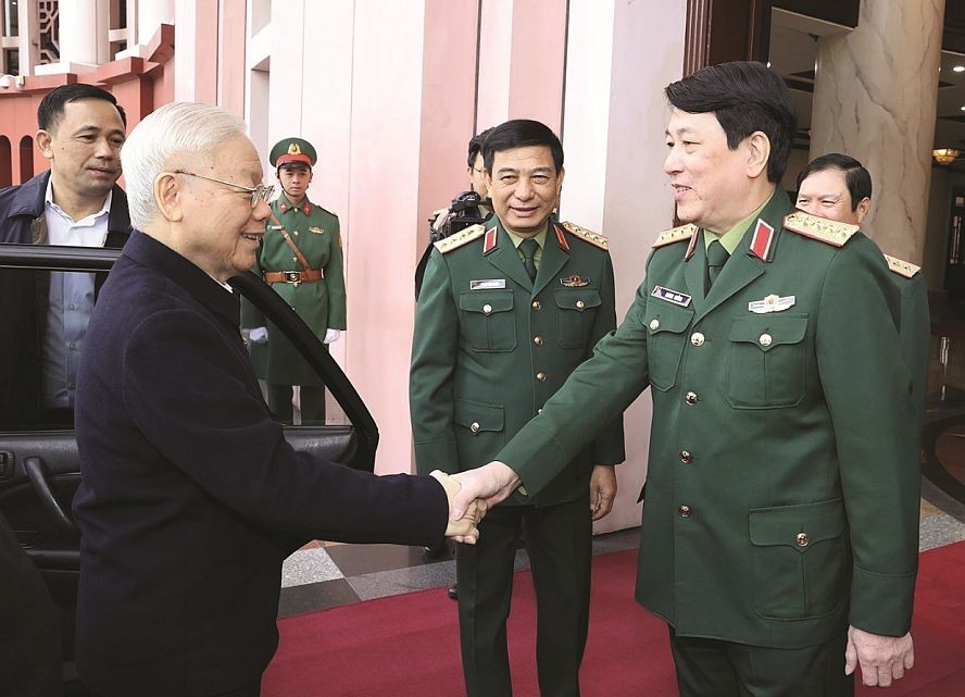 阮富仲总书记主持中央军委会议