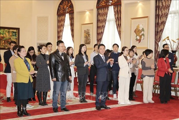 新华社、人民日报、中央电视台、环球时报等中国20多家主流媒体机构的代表同越通社等越南新闻媒体机构驻华代表出席。（图：越通社）