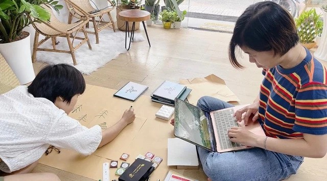 阮氏月映（右）与伙伴们为年底交日历而忙碌。