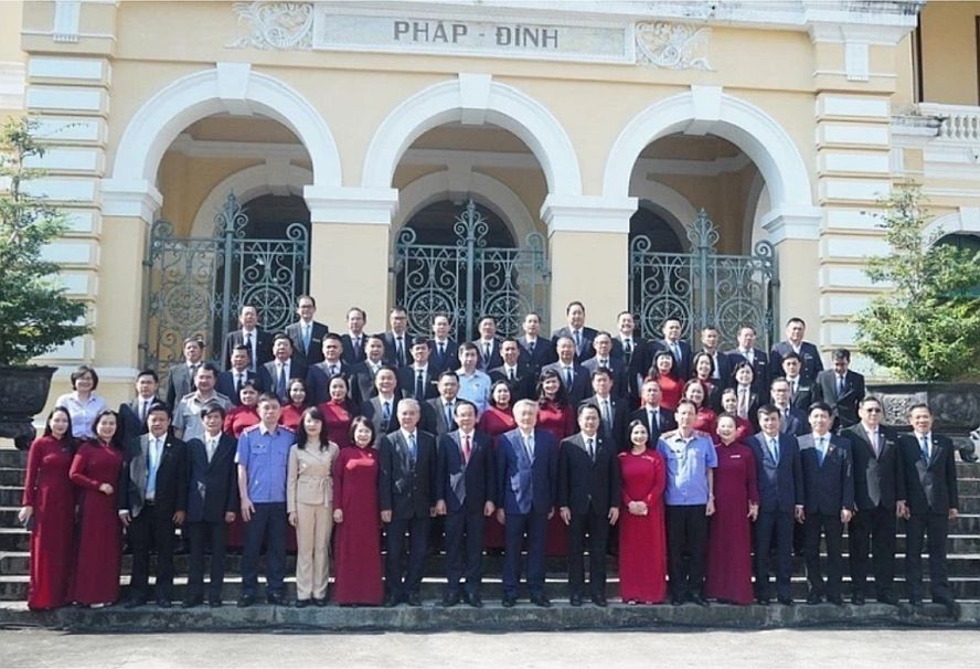 市委书记阮文年和与会代表合影。（图：成锺）