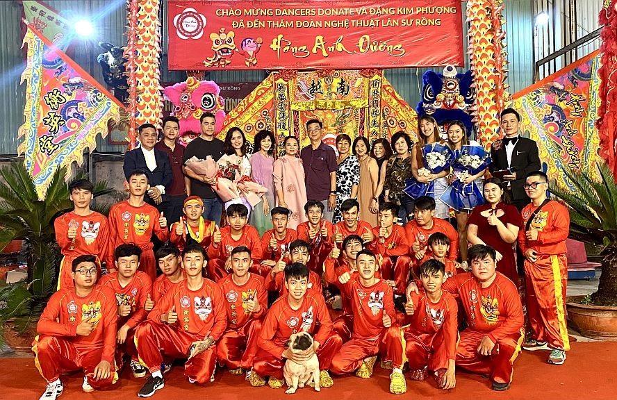 贵宾、赞助商和衡英公司成员与运动员留影。