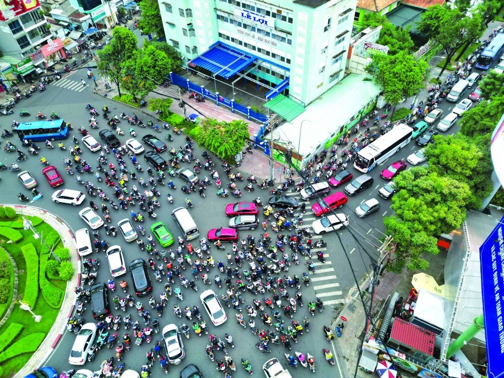 每天都有大量车辆驶经第三郡民主工场环岛。