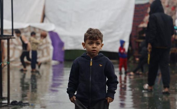 一名６岁的孩子被拍到在加沙南部汗尤尼斯的一个临时避难所里。（图：联合国儿基会）