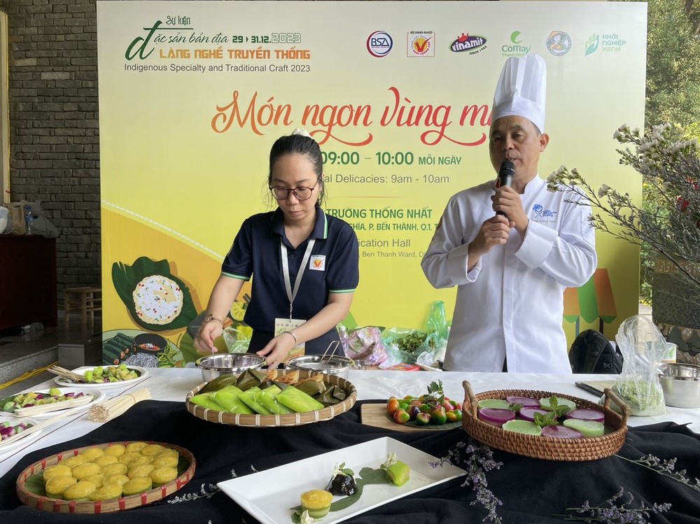 各地传统行业村在本市推介特产