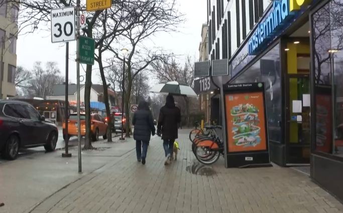 根据加拿大气象部门的数据，多伦多今年12月的平均气温在6至8摄氏度左右，而往年12月的平均气温是零下1摄氏度左右。（图：互联网）