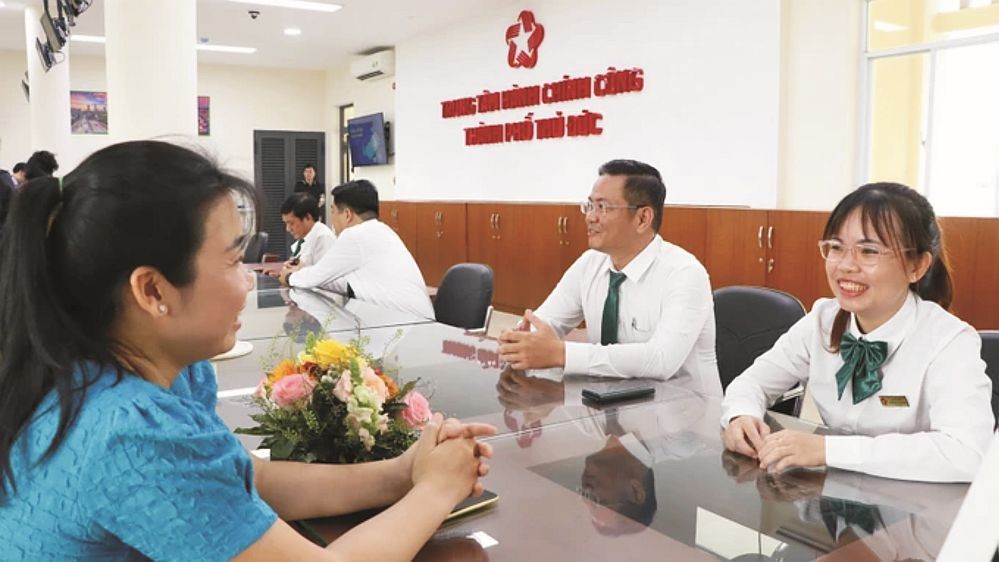 守德市公共行政中心的公务员为民众办理行政手续。