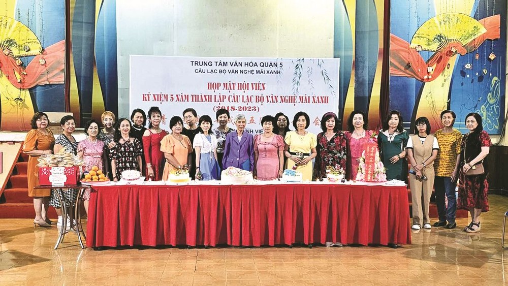 长青文艺俱乐部集体艺人合照。