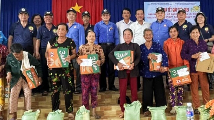 培德精舍护法理事会代表团与朱洋市地方政府代表、莱和乡村民合摄。