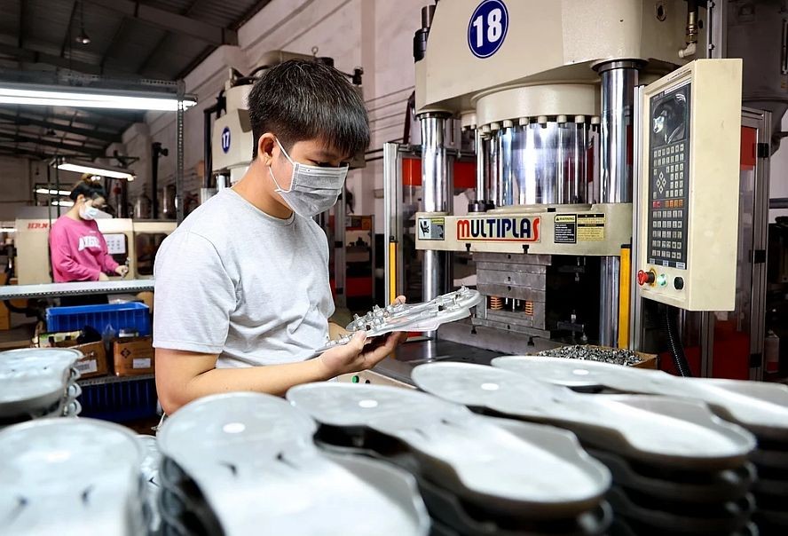 平阳工业园区的一名男性工人在检查产品。（图：越通社）