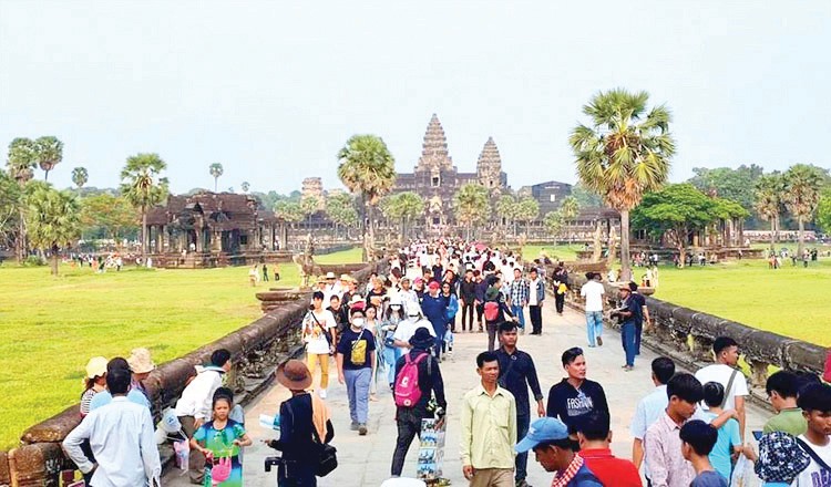 图为游客在吴哥古迹公园参观游览。（图：Suppied）