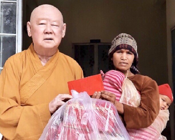 莲华寺住持释惟镇法师向少数民族同胞赠送岁暮礼物。