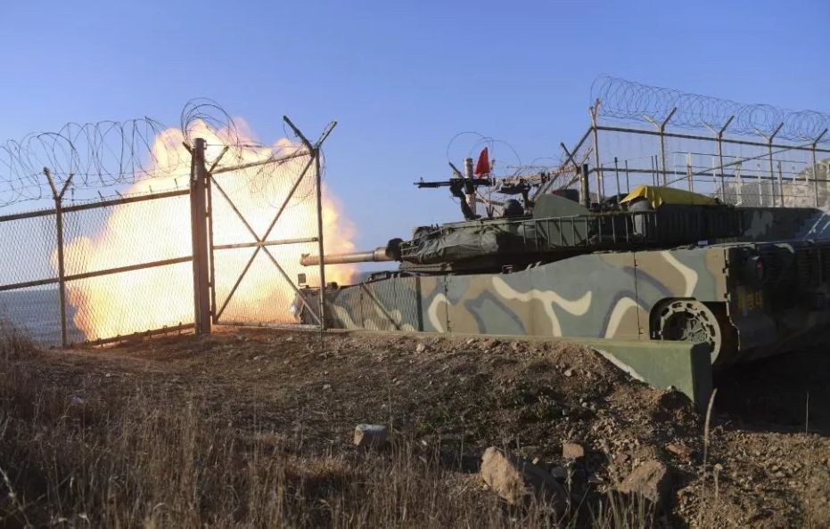 韩国军方表示，6日下午朝鲜军队再度朝延坪岛西北部海域进行炮击，「大约发射了约60枚炮弹」。 （示意图：AP）