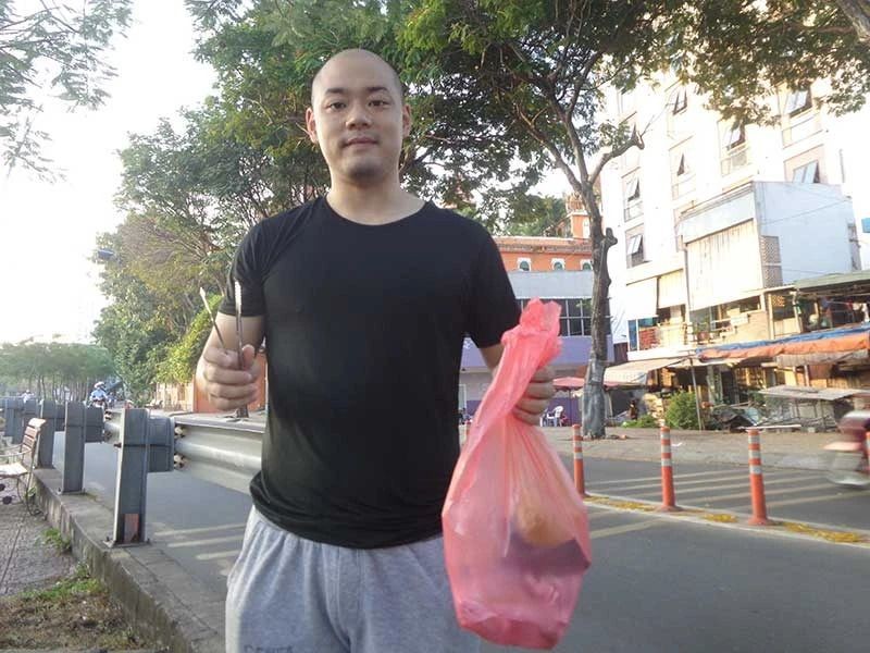 日本人马萨在第一郡饶禄涌岸边捡拾垃圾。