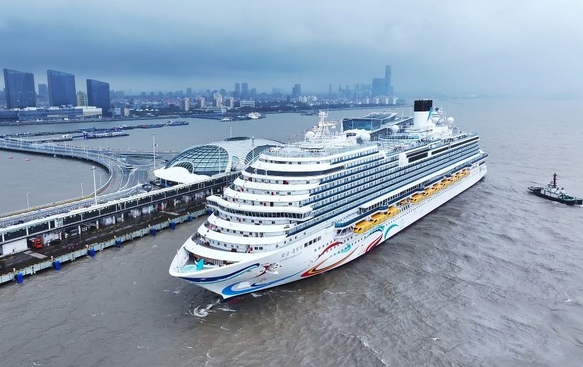 中国国产首艘大型邮轮完成首航