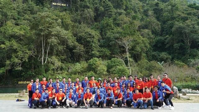 溯源代表团在列宁溪、卡尔‧马克思山拍照留念。