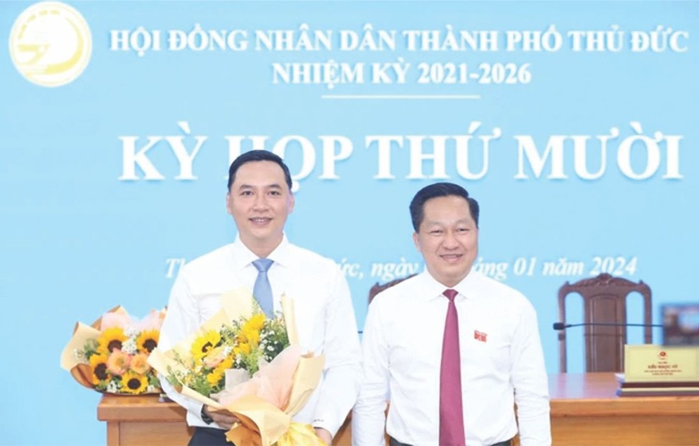 守德市人委会主席黄松祝贺新出任的副主席梅友决同志。