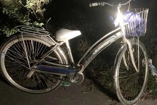 人们发现小A.的自行车停放在湖水旁边。（图：TL）