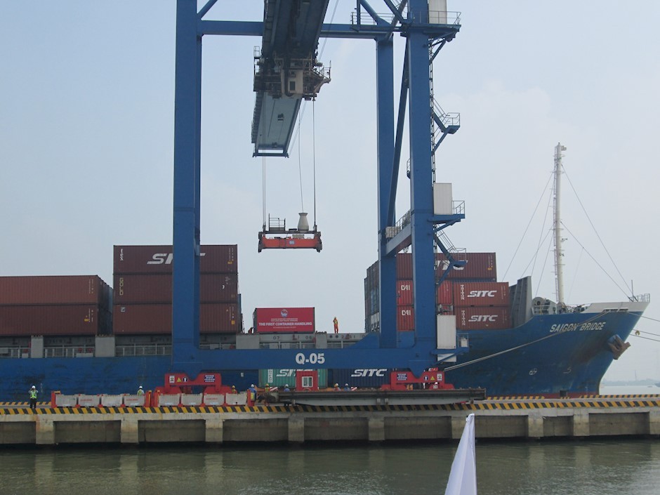 本市港口装卸集装箱。（图：黄海）