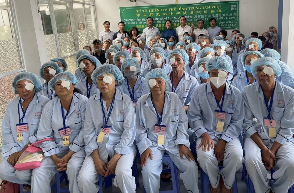 第五郡文化中心健身院慈善组代表团（后排）与完成眼科手术人士合照。