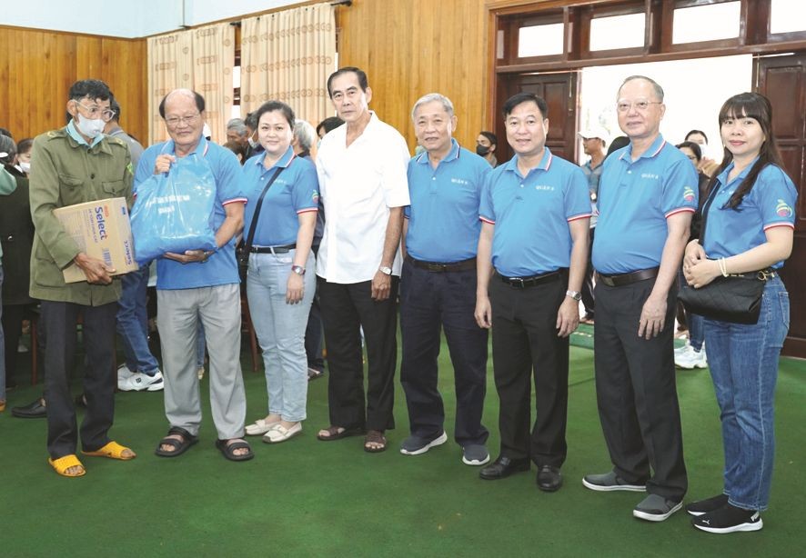 华人会馆关爱德农省边防战士、贫困者