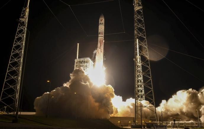 1月8日凌晨“游隼”月球着陆器搭乘“火神半人马座”火箭发射升空。这是50多年来，美国首次展开登月任务，并首次由私企承担这一任务。（图：AP）