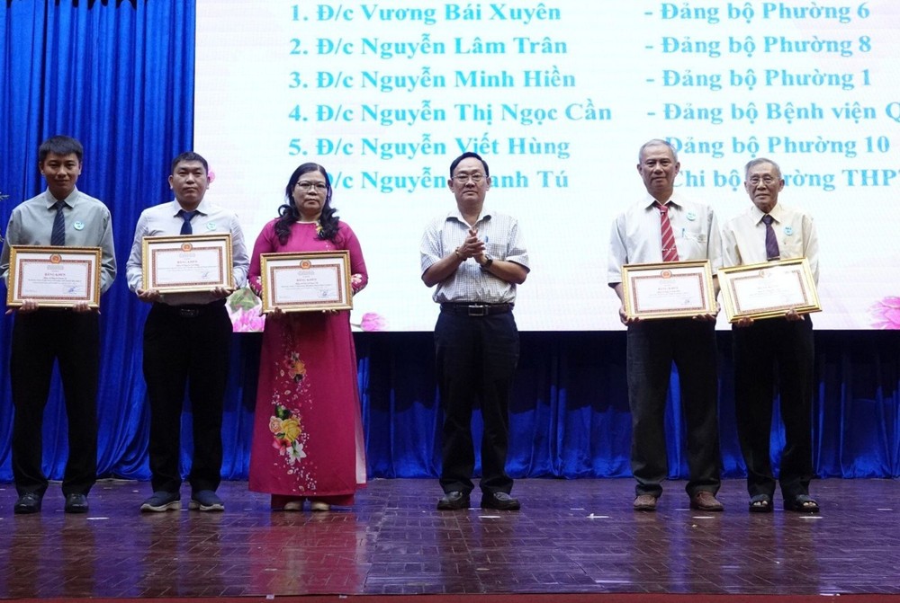 华人优秀党员王沛川(右一)获得市级颁发的连续５年取得出色成绩党员奖状。