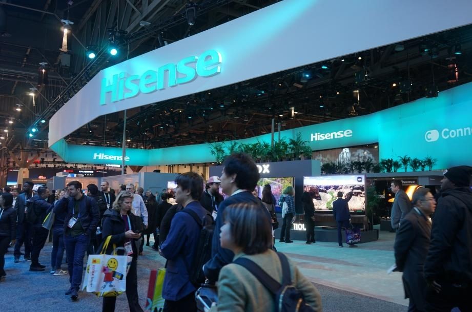 1月9日，人们在美国拉斯维加斯消费电子展上参观海信公司展台。（图：新华社）