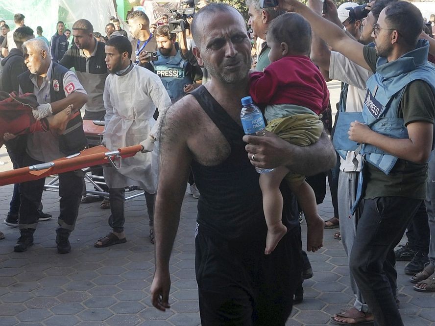 在以军空袭中的伤者送院救治。（图：AP）