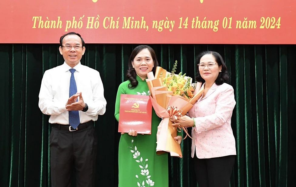 市委书记阮文年祝贺阮青春同志。