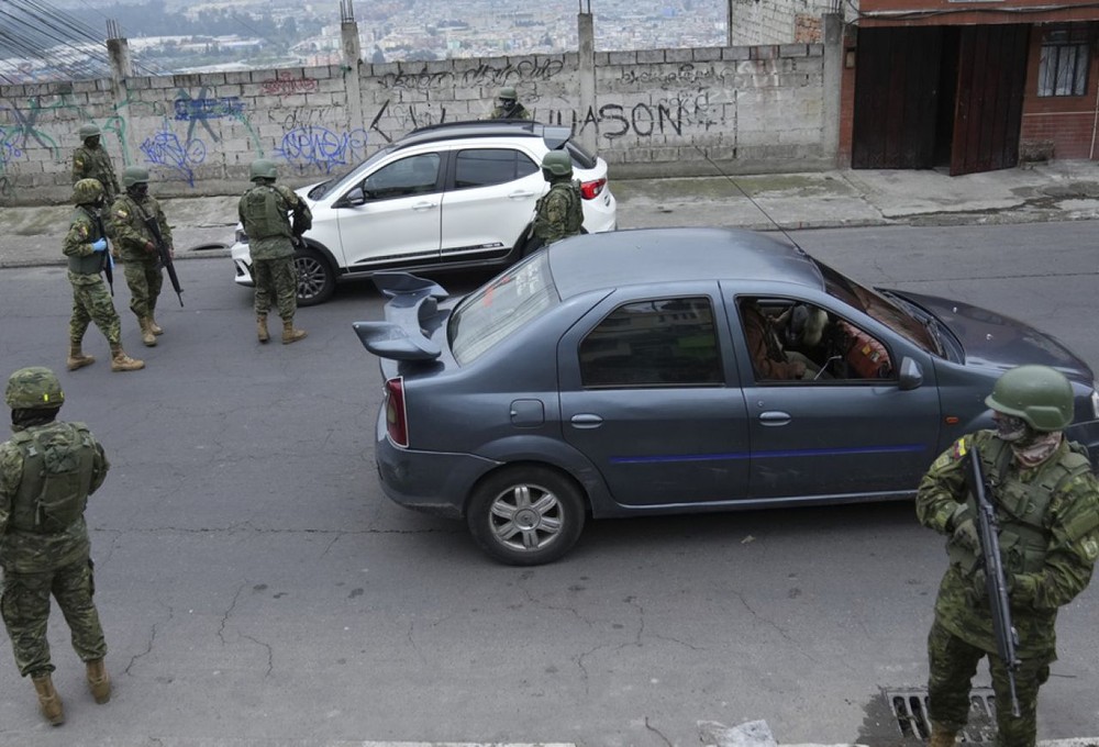 厄瓜多尔军人在一个住宅区设置检查站，截查车辆。（图：AP）