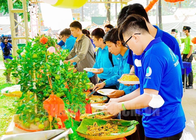 众多年轻人前来品尝美味素食自助餐。（图：市党部新闻网）