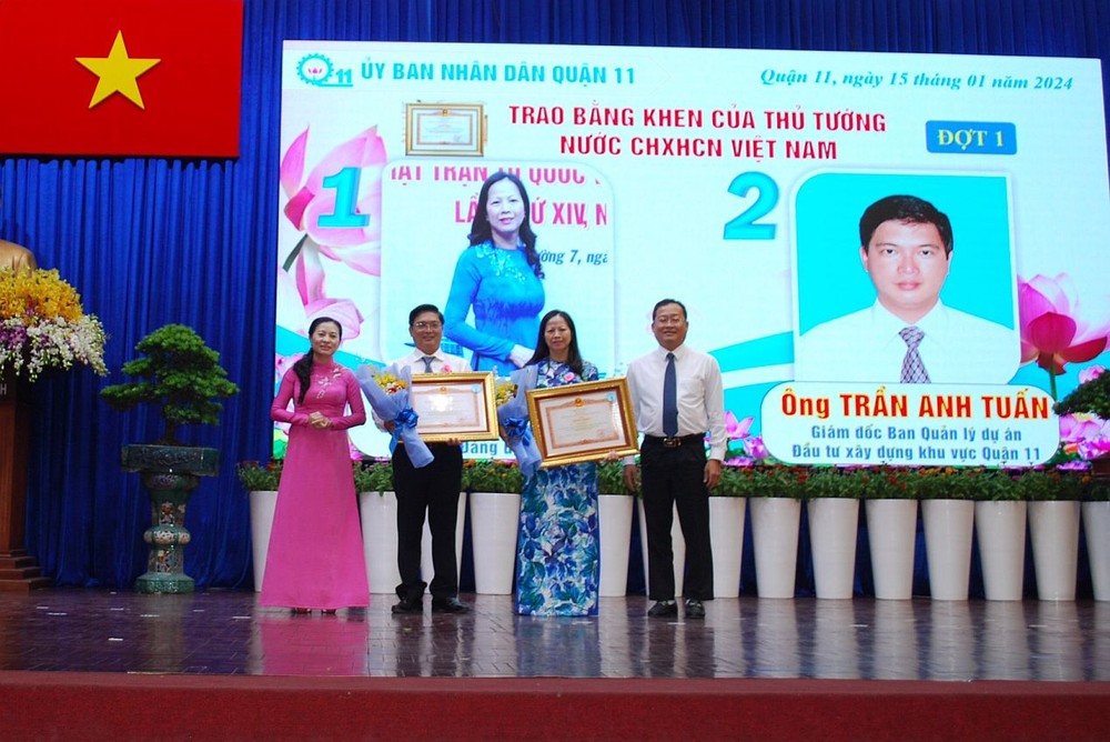 第十一郡郡委常务委员、第七坊党委书记廖氏莲（右二）荣获政府总理奖状。