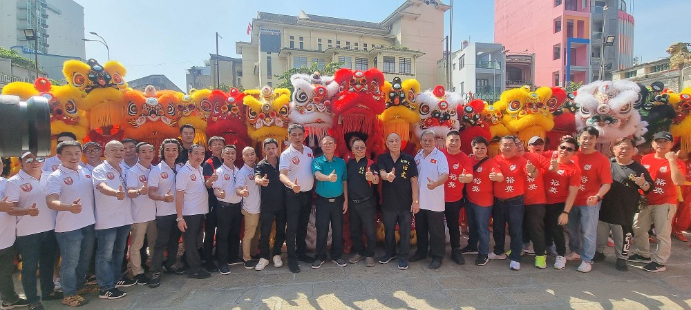 精英堂龙狮团点睛开光典礼