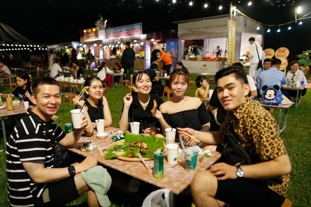 本市餐饮盛会吸引大量民众和游客。