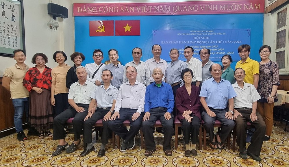 积极推广民族文学艺术作品