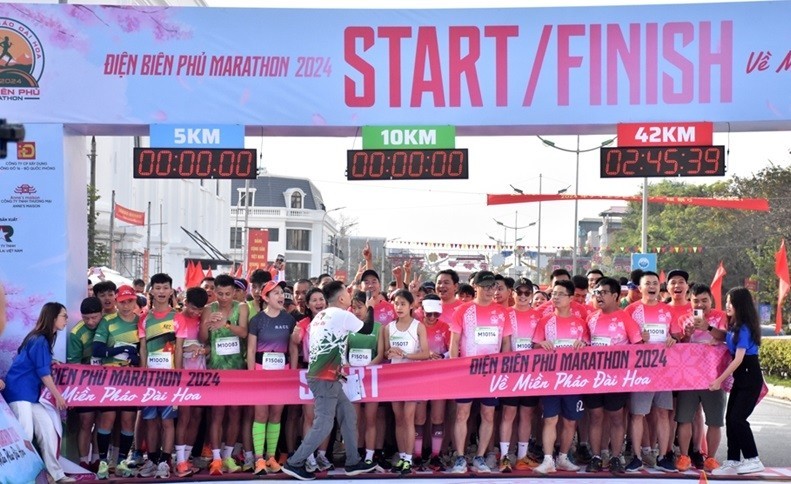 近1500名国内外运动员参加今年奠边府马拉松赛