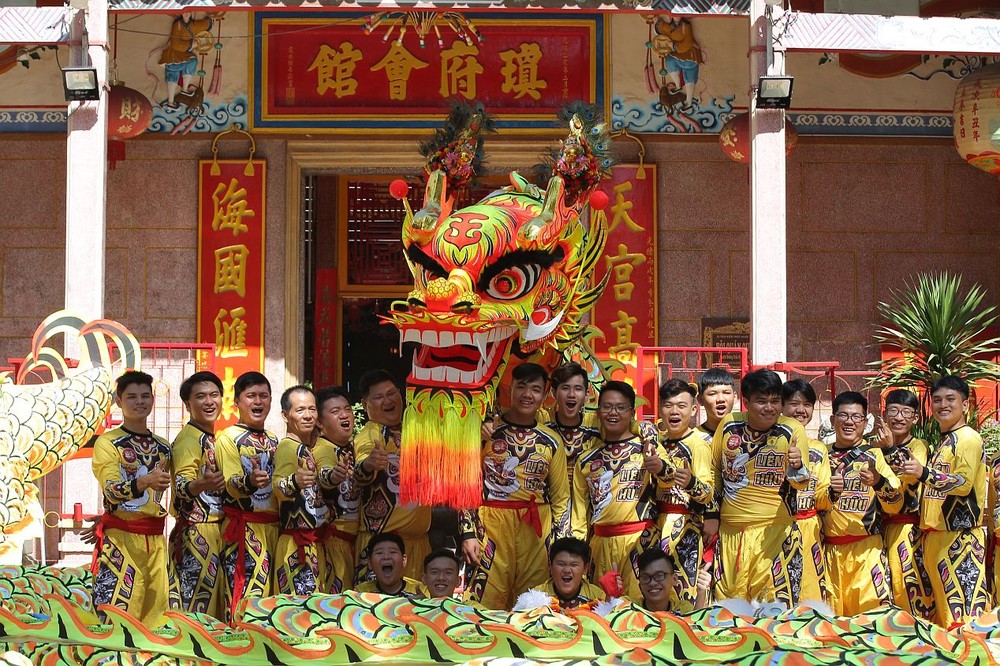 海南联友龙狮团获颁发“持有越南最长金龙”吉尼斯纪录认证。