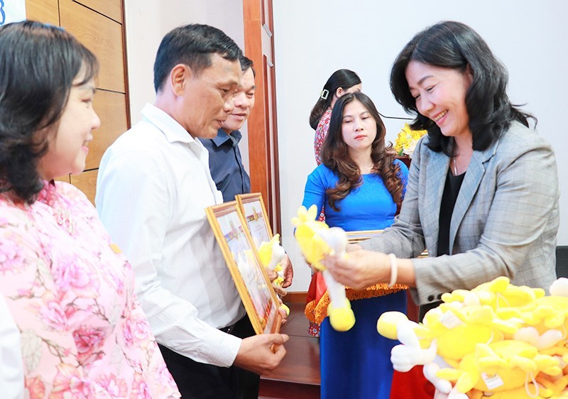 阮氏白梅同志向在民运工作中取得出色成绩的集体颁发奖状。（图：市党部新闻网）