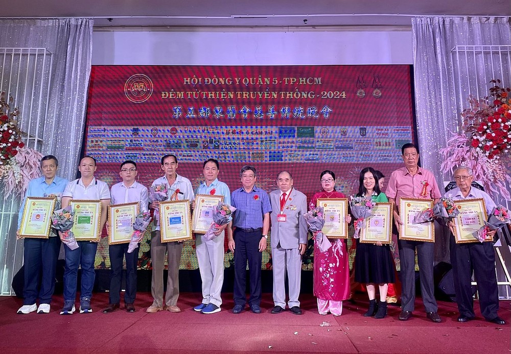 第五郡东医会向各单位与个人赠送感谢状。