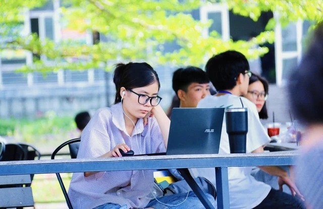 年轻人要常更新一直发展的新技术技能。