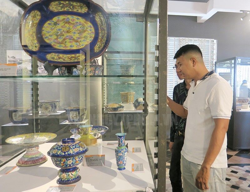 游客参观展会的古物。（图：市党部新闻网）