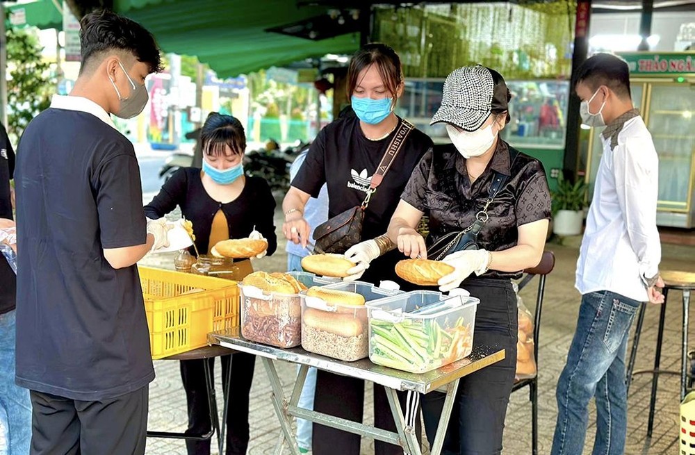 6年来，泉姐维持发送素食面包予穷人。