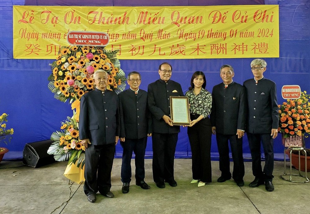地方领导祝贺古芝关帝庙新届理事会。