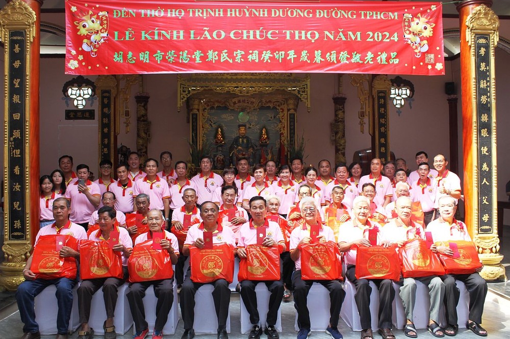 全体理监事与诸位长者拍照留念。