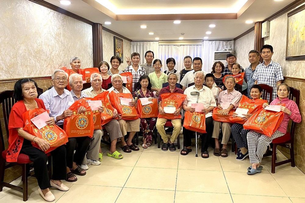 麦氏宗祠理事会向高龄宗亲祝寿。