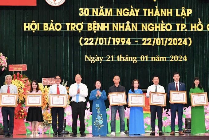 为贫穷病人带来欢悦