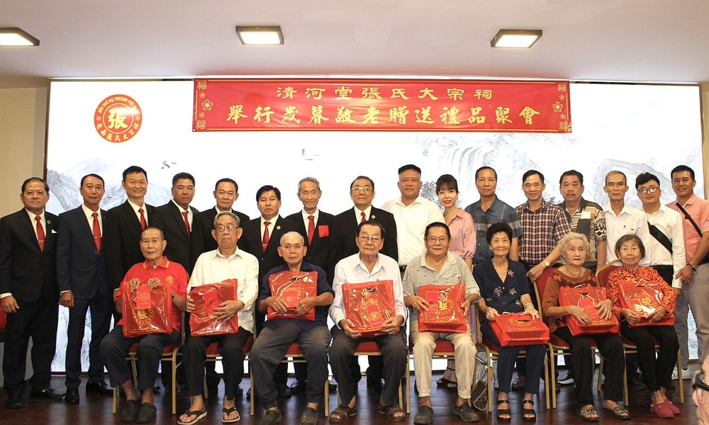 张氏大宗祠第十四届理事会向诸位高龄宗亲赠送岁暮礼品。